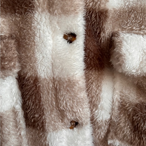 Brown and white fluffy button-up plush jacket with front pockets, size L - Picture 4 of 7